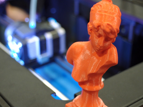 Detail výrobku ze 3D tiskárny MakerBot Replicator 2 v přibližně dvojnásobném zvětšení. Foto: Jan Homola