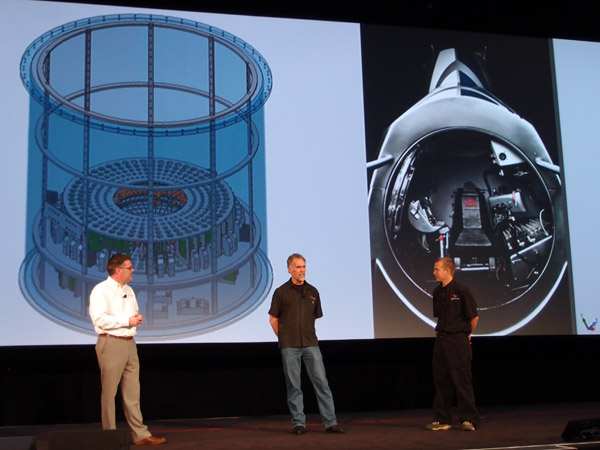 Art Thompson a Jon Wells (druhý a třetí zleva), konstruovali stratosférický modul v SolidWorksu. Foto: Jan Homola