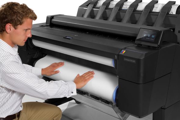 Pohodlný přístup z přední strany umožňuje ovládat tiskárnu třeba i v sedě. Zdroj: HP