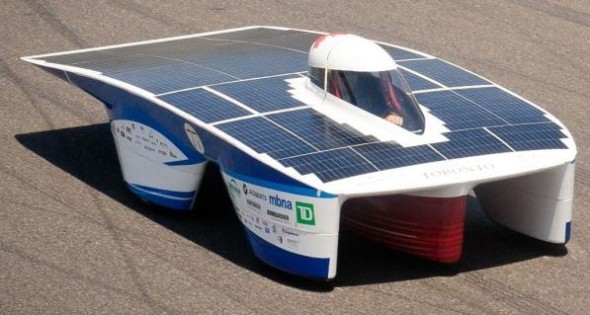 Závodní auto Blue Sky Solar je poháněno energií ze slunce. Zdroj: Technodat