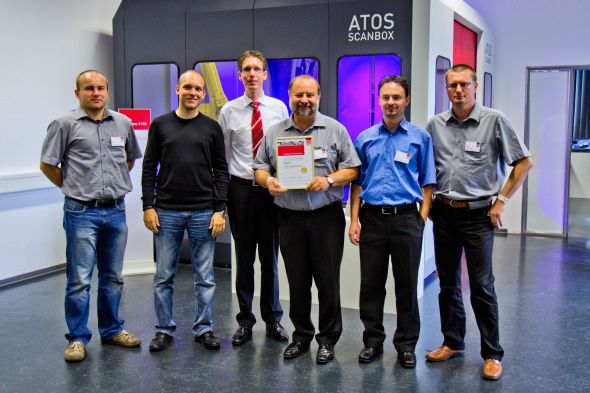 Miloslav Drápela, ředitel společnosti MCAE Systems, se získaným oceněním a jeho tým na konferenci Optical Metrology 2013. V pozadí v bílé košili obchodní ředitel společnosti GOM Dirk Behring. Foto: Jan Homola