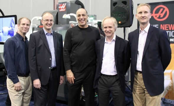 Charismatický byznysmen Carl Bass (uprostřed) v obklopení předních manažeru firmy Delcam, ze které udělal součást společnosti Autodesk. Zdroj: Delcam