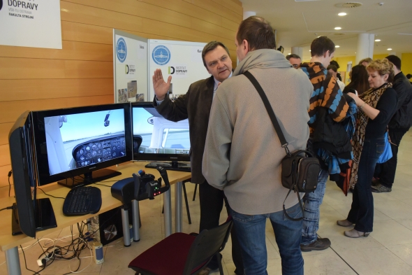 Studenti zkoušeli simulátor letadla. Foto: Marek Pagáč