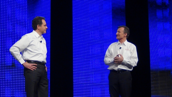 Bernard Charlès (vpravo) poděkoval Betrandu Sicotovi na konferenci SolidWorks World 2015 ve Phoenixu za vedení v SolidWorksu. Foto: Marek Pagáč