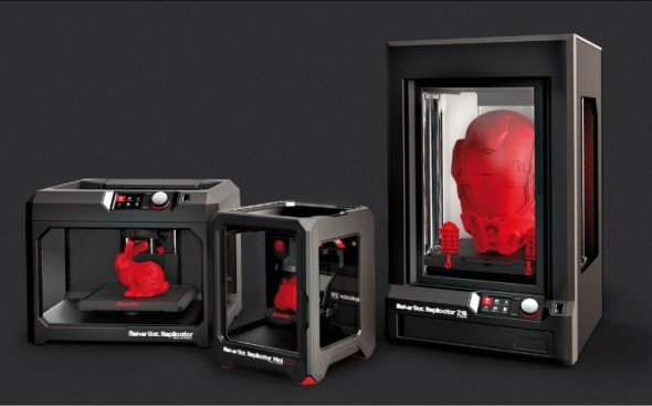 3D tiskárny značky MakerBot s tiskovou hlavou páté generace, zleva: Replicator, Replicator Mini a Replicator Z18.