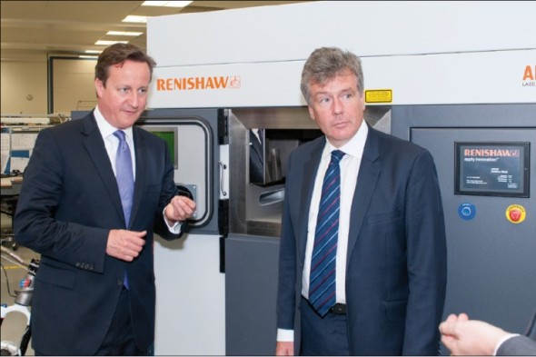 Britský premiér David Cameron (vlevo) vnímá aditivní výrobu jako doping pro místní průmysl. Stroj AM250 v jeho pozadí posloužil také pro výrobu kola pro Empire Bikes.