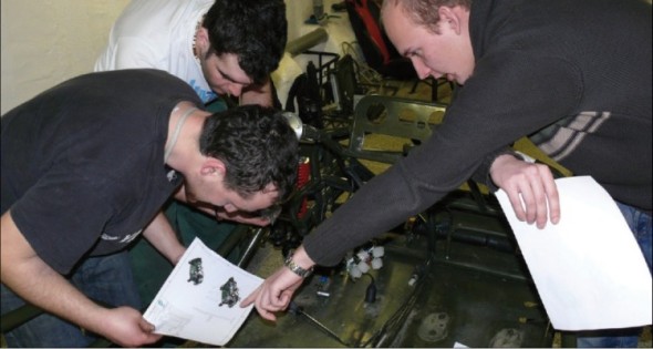 Montáž vozidla pod dohledem vyučujícího Technologie montáže Vladimíra Zbožínka (vpravo).