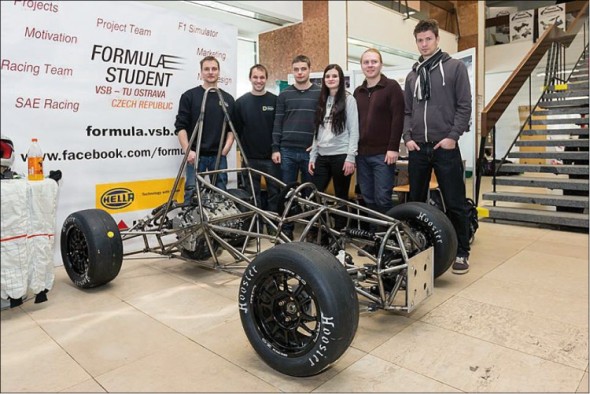 Jádro ostravského týmu Formula Student nad svařeným a sestaveným základem prvního modelu formule.