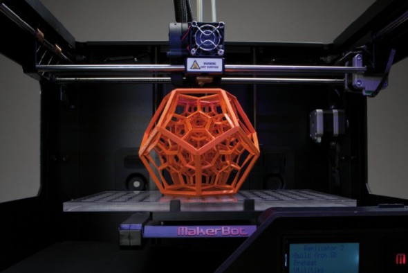 3D tiskárny značky MakerBot vytvářejí modely licencovanou originální technologií FDM, při které je výrobek stavěn postupným nanášením roztaveného plastu.