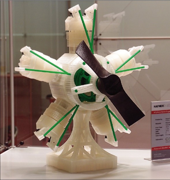 Důkazem, že i na levné 3D tiskárně je možné vyrobit přesný funkční model, je tento prototyp letadlového motoru postavený z dílů vyrobených na 3D tiskárně pořízené zhruba za sedmdesát tisíc korun