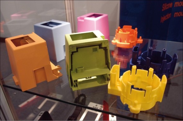 I na levné stolní 3D tiskárně, kterou pořídíte za šedesát tisíc korun, můžete vytvářet obdobné funkční prototypy z plastu