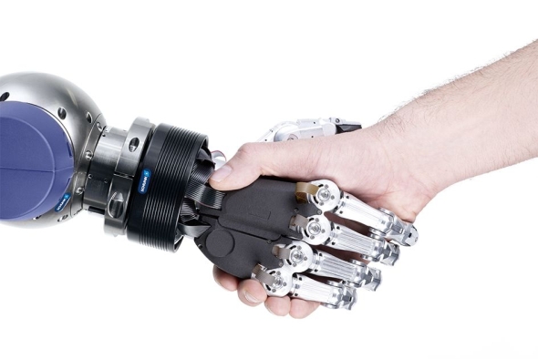 V servisní robotice otevírá 5prstá uchopovací ruka SVH firmy SCHUNK nové možnosti při uchopení a manipulaci. Také umožňuje komunikaci mezi člověkem a robotem pomocí gest. Foto: Shunk