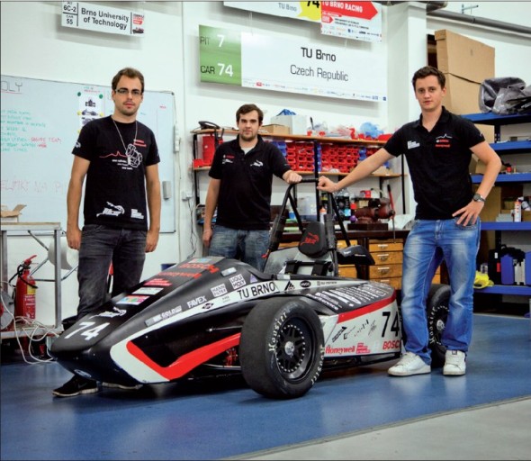 Konstruktér Patrik Štipák a jeho kolegové z týmu TU Brno Racing v dílně na VUT v Brně nad třetí generací svojí studentské formule.