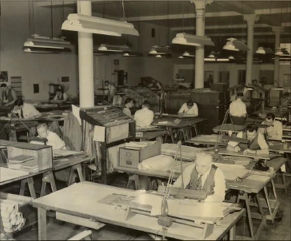 Tak vypadala počátkem druhé poloviny minulého století typická kreslírna velké výrobní firmy. Dnes by na stolech všichni měli počítače, nicméně výkresů jsme se dosud nezbavili.