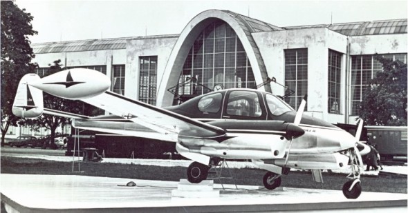 Slavný pětimístný dolnoplošník L-200 produkovaný někdejším Letem Kunovice na archivním snímku z veletrhu v Brně v roce 1958.