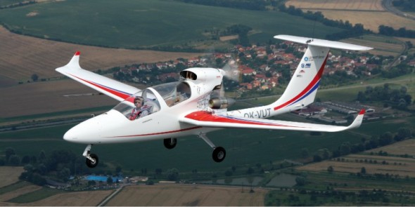 Profesor Píštěk stojí také za týmem, jenž na Fakultě strojního inženýrství VUT v Brně vyvinul experimentální letoun VUT 001 Marabu.