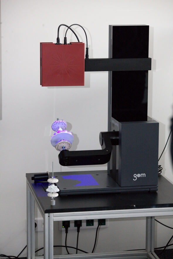 Nový stolní skener je vhodný zejména pro digitalizaci malých dílů. Foto: MCAE Systems