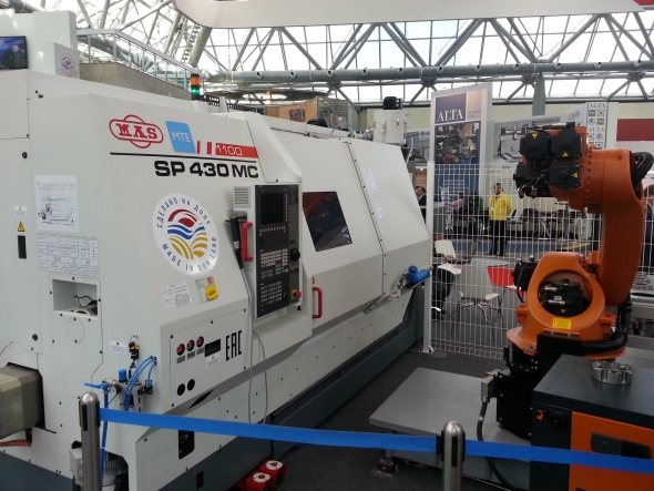 Společnost Kovosvit MAS vystavovala soustruh SP 430 MC s robotem pro zakládání polotovarů a obrobků.