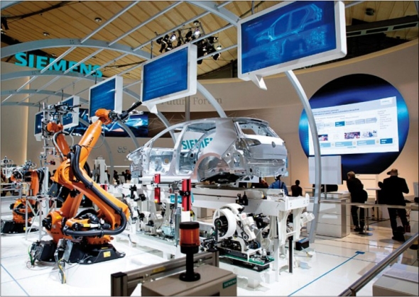 Ukázka těsného funkčního propojení virtuálního prostředí a skutečného zařízení. Foto: Siemens