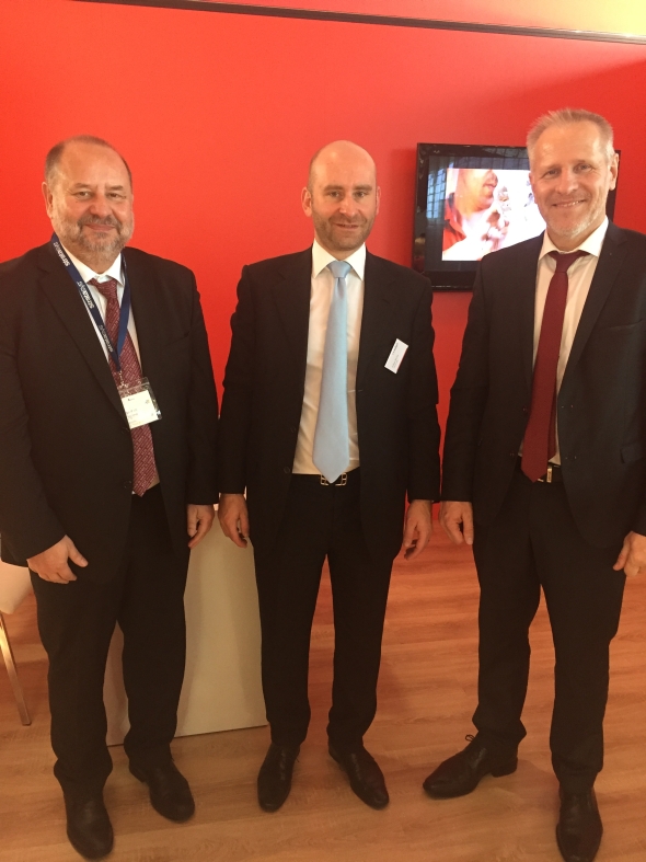 Miloslav Drápela (jednatel MCAE Systems), Hubert Stärker (Director Sales & Marketing, voxeljet) a Daniel Adam (jednatel MCAE Systems)