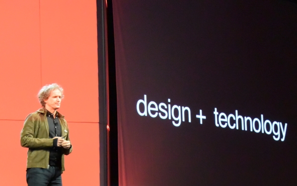 V závěru první přednášky hovořil o trendech v navrhování švýcarský designér Yves Béhar. Ten pomohl navrhnout nové balení na boty Pumě, přepracoval logo Paypalu a s rebrandingem pomohl Sodastreamu a značce Nivea