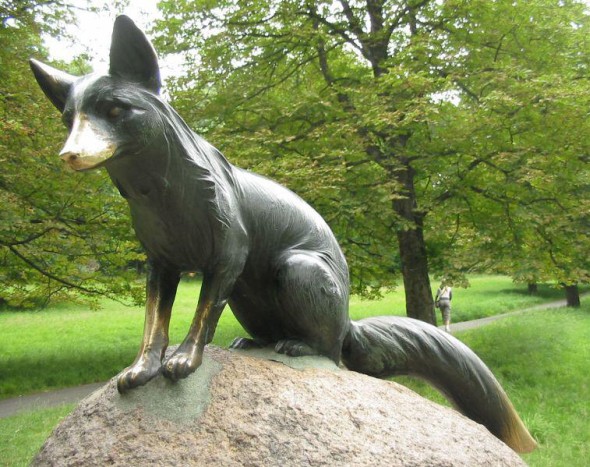 Krádež původní sochy lišky Bystroušky v oboře Hukvaldy místní ani turisté ještě nestrávili