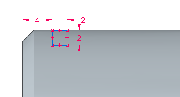Na horní vodorovné hraně nakreslete obdélník dvěma body a využijte automatického uchopování za hranu. Příkazem Chytrá kóta definujte požadované rozměry drážky
