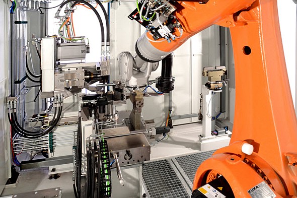 Kromě manipulace s obrobky vykonává průmyslový robot rovněž veškeré další kroky výrobního procesu