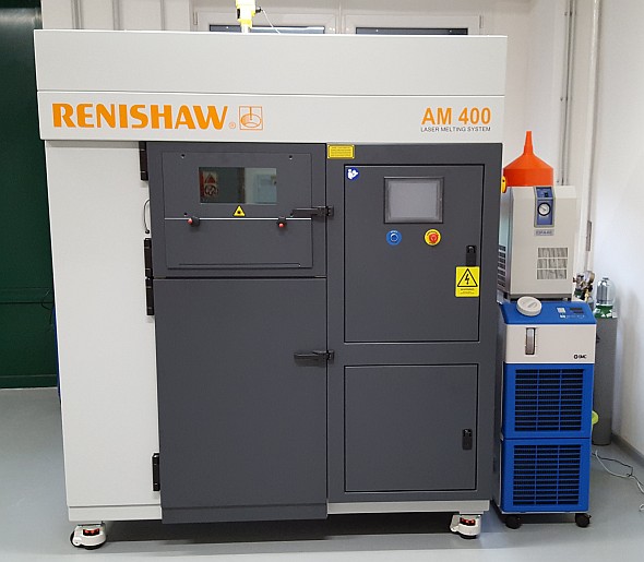 Stroj Renishaw AM400 má stavební komoru o rozměrech 250 mm × 250 mm × 300 mm. Chlazení zajišťuje chladič