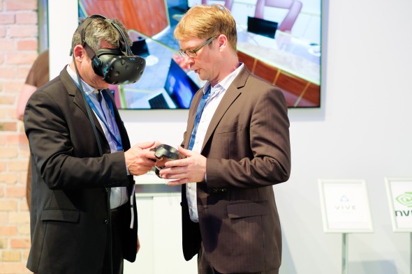 V předsálí si mohli zájemci živě vyzkoušet virtuální realitu s brýlemi Vive od HTC