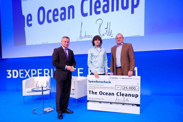 Společnost Dassault Systèmes podporuje ambiciózní nápady. Projektu The Ocean Cleanup věnovala částku 25 tisíc eur, kterou převzal jeho zástupce Boyan Slat (uprostřed). Slavnostního předání se účastnili Andreas Barth (vpravo) a Uwe Burk, středoevropský obchodní manažer ve společnosti Dassault Systèmes