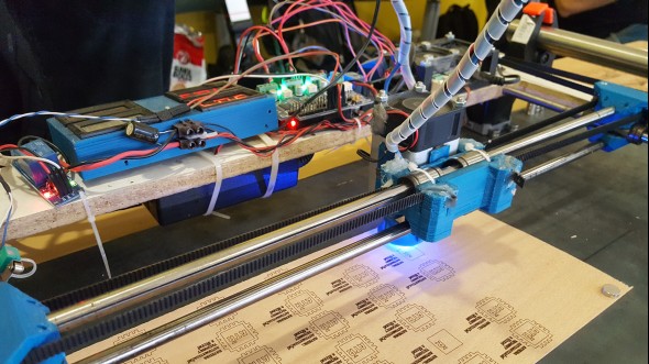Laserové gravírování do dřeva předvedla Katedra automatizační techniky a řízení