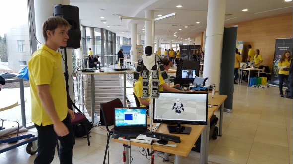 Katedra robotiky ukázala robota, která opakuje všechna gesta podle osoby stojící před snímacím zařízením