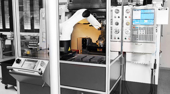Malý robot Kuka KR Agilus zajišťuje v robotické buňce MRC Flextray maximální pružnost při spolehlivém vkládání obrobků do obráběcích center a jejich vyjímání ve společnosti Dannoritzer Medizintechnik