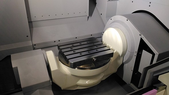 Stroj je připravený pro integraci do automatizovaných buněk, jelikož stůl o rozměrech 340 × 300 mm má pět pneumatických nebo hydraulických přípojek pro manipulaci s paletami