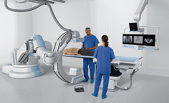 Na robotech založené systémy zobrazovací rentgenové techniky jsou jedním z příkladů již existujícího použití robotických pomocníků v oblasti medicíny. Foto: Kuka Roboter