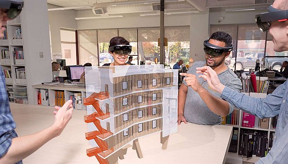 S brýlemi Hololens se otevírají velké možnosti nejen při hraní, využít je lze ve strojírenství, stavebnictví, výcviku v armádě nebo objevování vesmíru. Foto: Microsoft