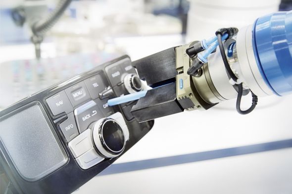 Senzory se používají při montážních procesech v automobilovém průmyslu i pro praktické testování ovládacích prvků na přístrojové desce automobilu. Foto: Schunk
