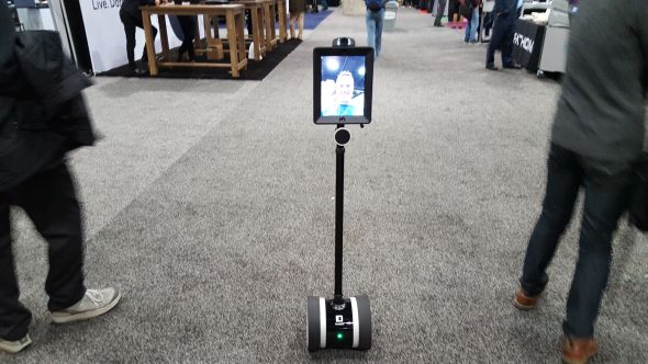 Na dálku ovládaný robot dovede přenášet zvuk i mluvený projev. Užitečný může být ve velkých průmyslových halách, kde je během komunikace na dálku nutný i obrazový přenos. Foto: Marek Pagáč