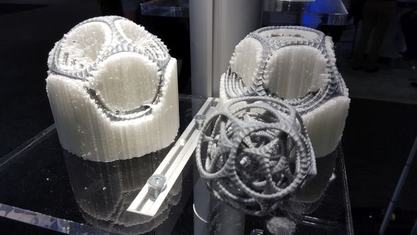 Prototypy vyrobené na 3D tiskárně Ultimaker jsou vytištěny ze dvou materiálů. Šedým je PLA, bílý materiál je rozpustný ve vodě a výsledek (po rozpuštění podpor) lze spatřit vlevo. Foto: Marek Pagáč