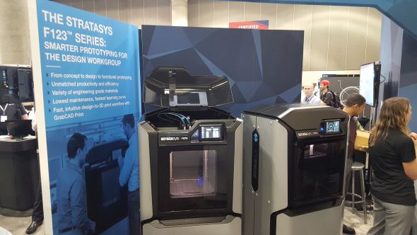 Stratasys představil tři nové FDM 3D tiskárny mířící do konstrukčních kanceláří za profesionální výrobou prototypů. Podrobnější informace o novince připravil kolega Tomáš Vít na portálu 3D-tisk.cz. Foto: Marek Pagáč