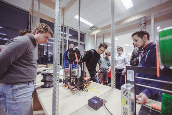 Nově otevřená laboratoř FabLab v Jihomoravském centru nabízí přístup k technickým vybavením. Při otevření laboratoř byl zájem o 3D tiskárny Prusa i3 od českého výrobce Josefa Průšy. Foto: FabLab Brno