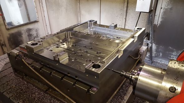 Výroba části formy pro lisování plastů na sedmiosém CNC obráběcím stroji Trimill HF2012